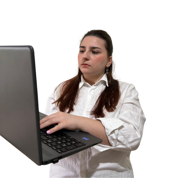 foto profilo di Valeria Marzocca con un computer in mano